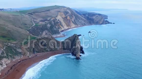 英国侏罗纪海岸的Durdle门鸟瞰图视频的预览图