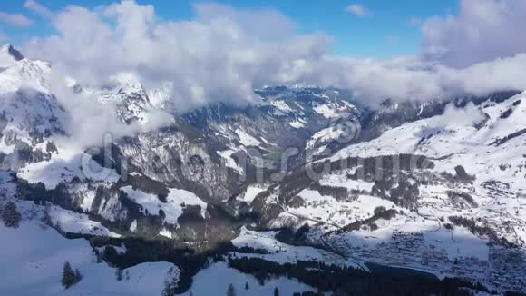冬季鸟瞰瑞士恩格尔伯格村视频的预览图
