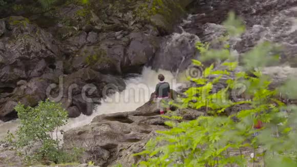 欣赏苏格兰图梅尔林瀑布视频的预览图