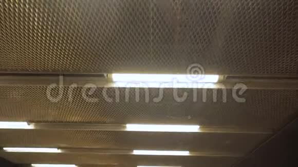 斯塔迪卡姆地铁车站或地下走廊地下掩体内摄像机的移动视频的预览图