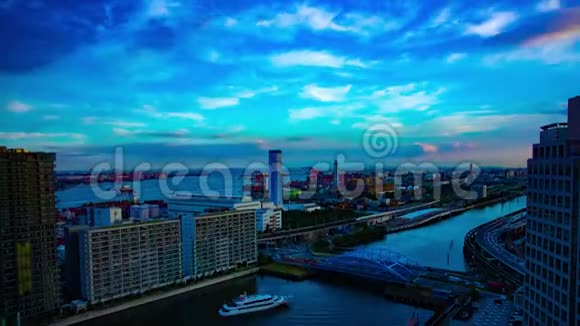 日本新川湾附近城市景观的日落时间视频的预览图