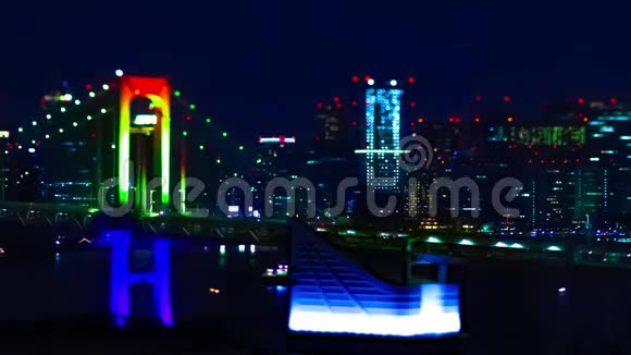 东京市区一座微型彩虹桥的夜间时间骤减视频的预览图