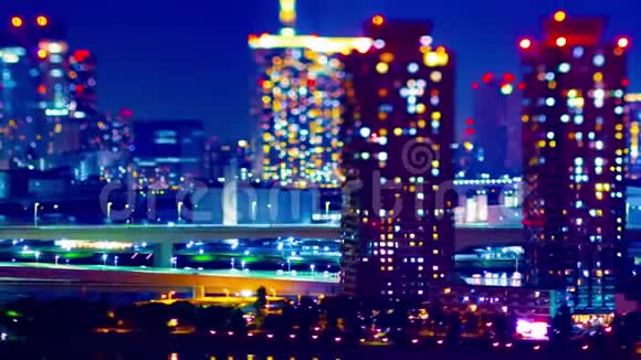 东京市区一条小型高速公路的夜间时间推移倾斜放大视频的预览图