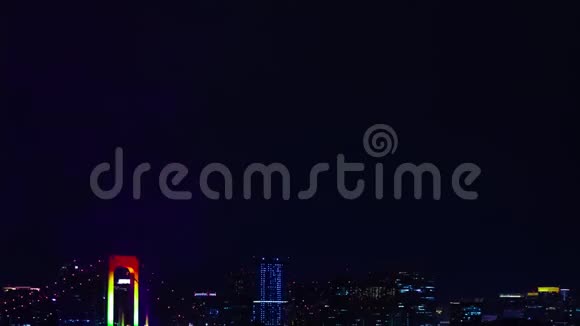 东京市区彩虹桥附近的一个夜间焰火时间延长视频的预览图