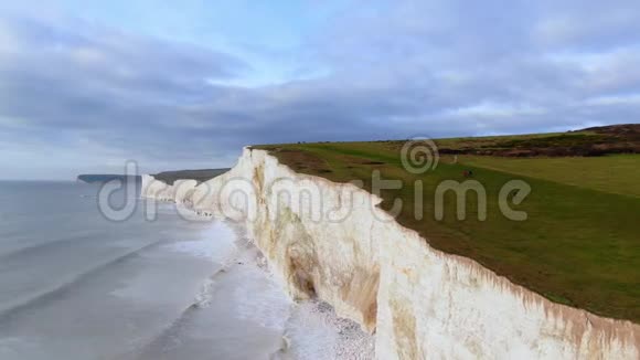 令人惊叹的七姐妹在英国海岸白色悬崖从上面视频的预览图