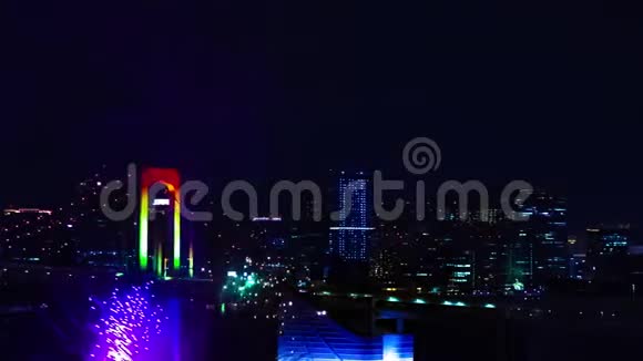 东京市区彩虹桥附近的一个夜间焰火时间视频的预览图