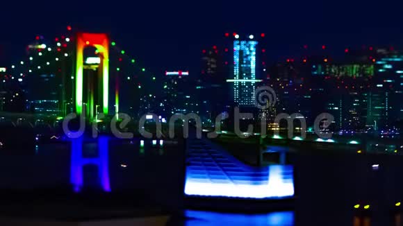 东京市区一座微型彩虹桥夜间倾斜倾斜视频的预览图