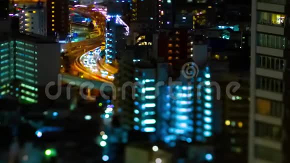 东京城市的高速公路一夜之间倾斜式翻盘视频的预览图
