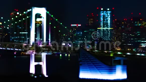 东京市区一座小型白桥的夜间时间推移受到重创视频的预览图