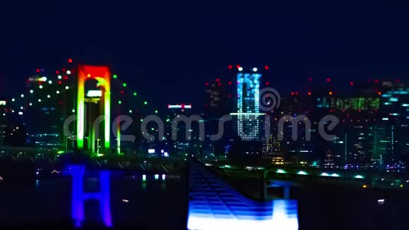 东京市区一座微型彩虹桥夜间倾斜倾斜视频的预览图