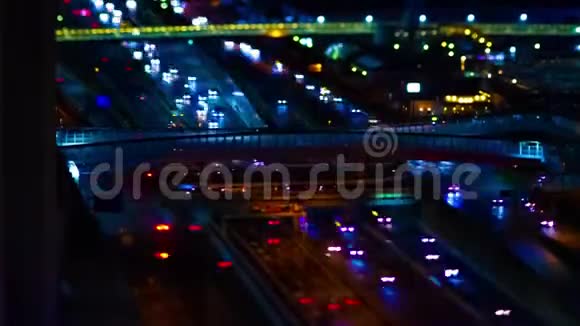 东京市区小型高速公路的夜间倾斜视频的预览图