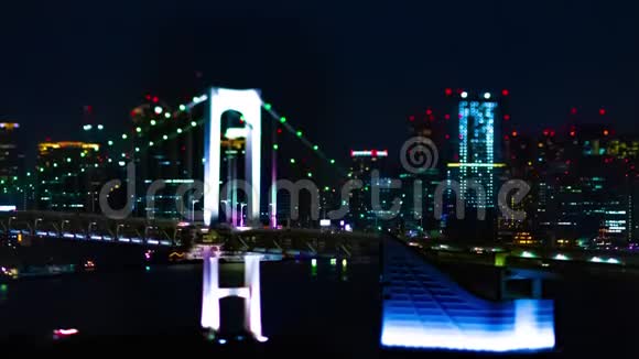 东京市区小型白桥夜间倾斜倾斜视频的预览图