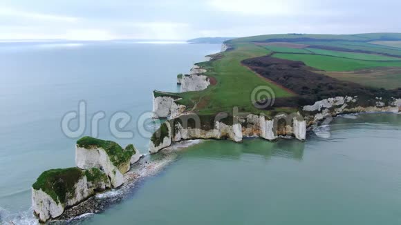 美丽的英国南部海岸从上面的无人机镜头视频的预览图