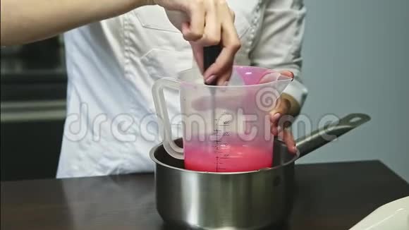在塑料桶中快速搅拌自制的粉红色液体釉视频的预览图