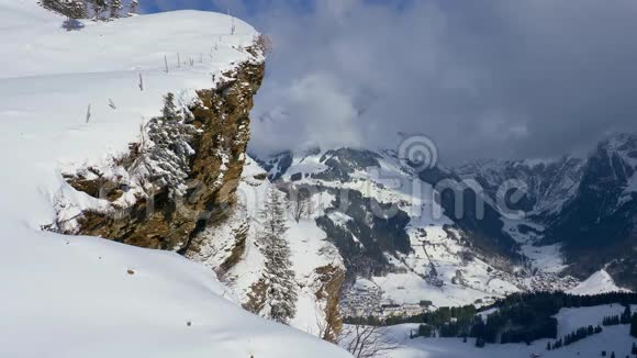 在一个阳光明媚的冬日群山中梦幻般的雪景视频的预览图