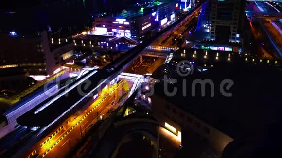 火车在城市高速公路上高速公路上的一个夜间延时视频的预览图