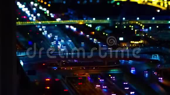 东京市区小型高速公路的夜间倾斜视频的预览图