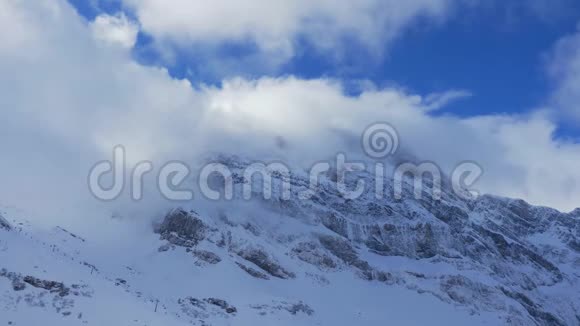 瑞士阿尔卑斯山美丽的滑雪区和斜坡视频的预览图