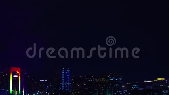 东京市区彩虹桥附近的一个夜间焰火时间视频的预览图