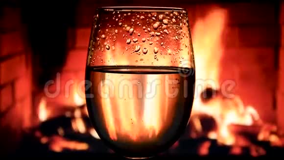 壁炉背景的高脚杯中的白葡萄酒葡萄酒商业的美丽库存镜头视频的预览图