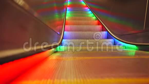 斯坦迪卡姆带有彩色LED彩虹灯的自动扶梯没有人视频的预览图