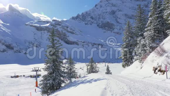 在阳光明媚的冬日里阿尔卑斯山典型的雪景视频的预览图