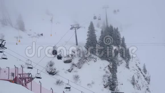 瑞士阿尔卑斯山滑雪区的拖式升降机视频的预览图