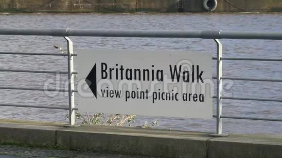 英国人在爱丁堡海洋码头散步苏格兰爱丁堡2020年1月10日视频的预览图