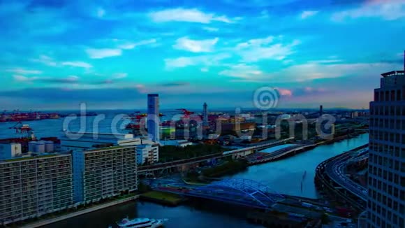 日本新川湾附近城市景观的日落时间视频的预览图