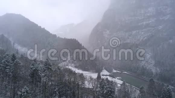 在雾蒙蒙的一天瑞士阿尔卑斯山在雾蒙蒙的飞行中视频的预览图