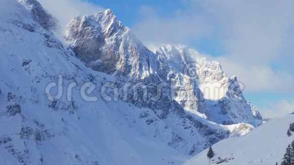 瑞士阿尔卑斯山美丽的滑雪区和斜坡视频的预览图