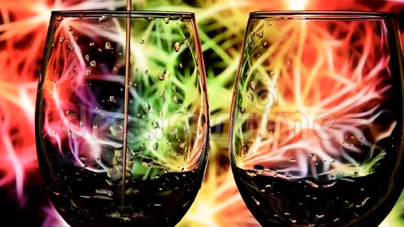 在五颜六色的背景下将白葡萄酒从瓶子中缓慢地倒入杯中葡萄酒的美丽库存镜头视频的预览图