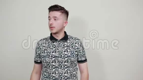 穿着时尚衬衫的年轻帅哥指着远方视频的预览图