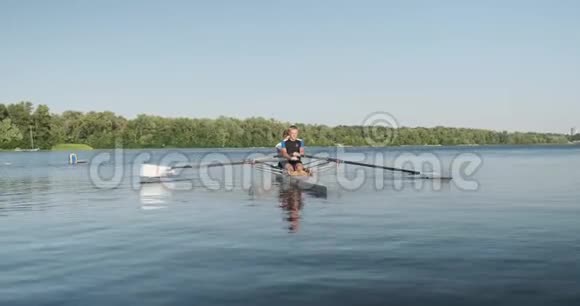 积极健康的生活方式青少年15岁和16岁的男孩在水上划艇运动视频的预览图