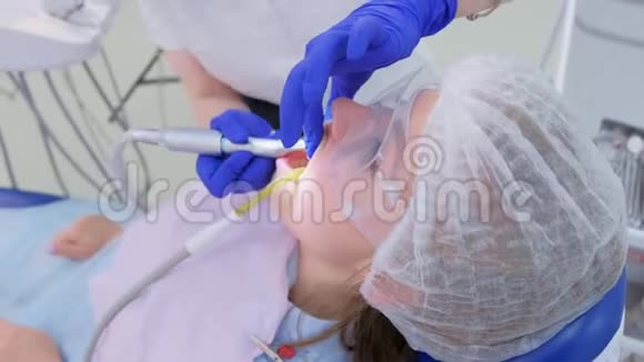 牙医清洁刷牙和抛光妇女牙齿使用钻头在牙科视频的预览图