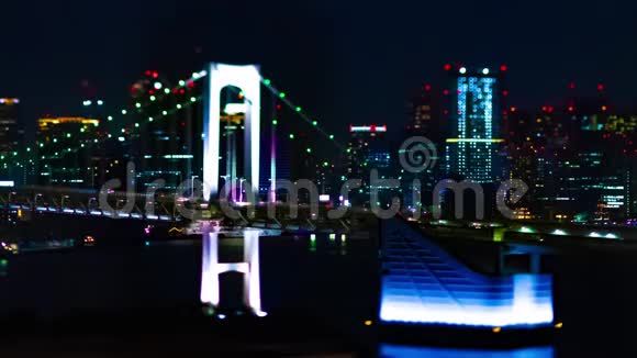 东京市区一座小型白桥的夜间时间骤减视频的预览图