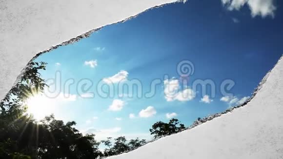 创意时间拍视频快速移动的云在蓝天日落时太阳耀斑是可见的洞视频的预览图