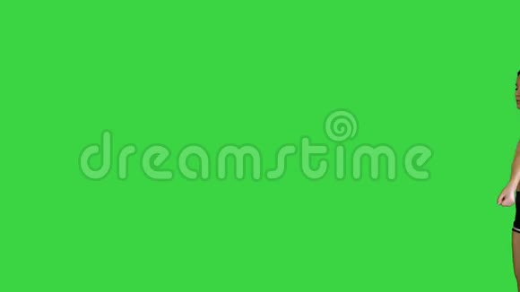 穿短裤的B女孩在绿色屏幕上跳舞Chroma键视频的预览图