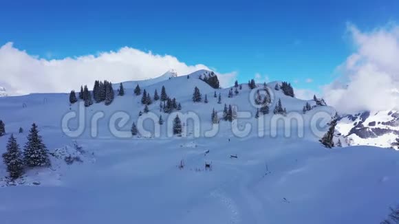 伟大的冬季景观飞越雪山视频的预览图