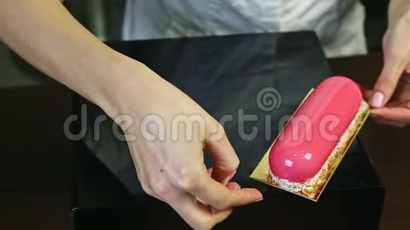 甜点是用椰子刨花装饰的一个粉红色的椭圆形玻璃视频的预览图