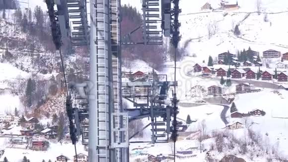 在阿尔卑斯山的一个冬天乘坐缆车恩格尔伯格瑞士阿尔卑斯山2月5日2020视频的预览图