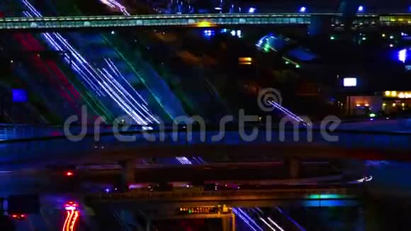 东京市区高速公路的夜间延时远镜头变焦视频的预览图