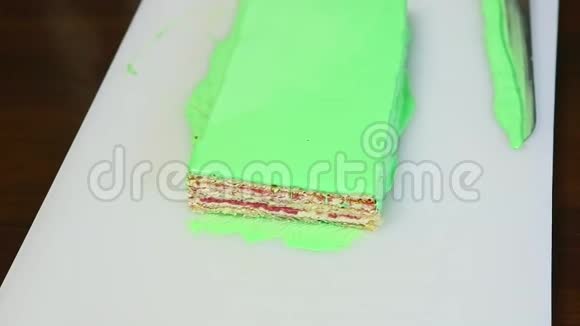 上观奶油水果分层蛋糕与绿色镜面釉视频的预览图