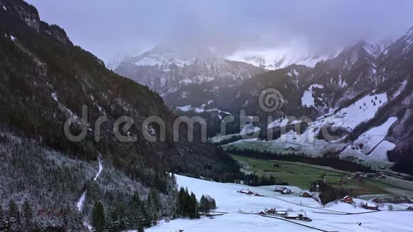 冬季飞越白雪皑皑的山谷和山脉视频的预览图