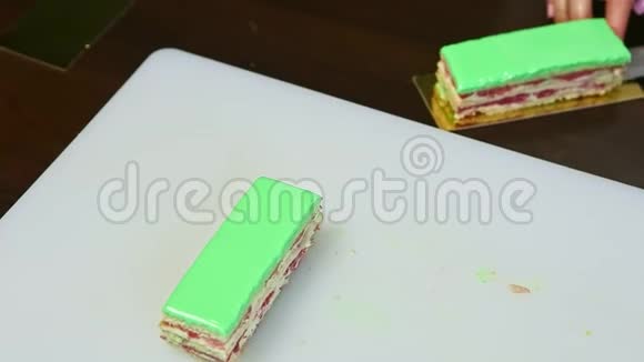 在白色托盘上提供的两份绿色釉面分层蛋糕的俯视图视频的预览图