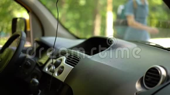 一辆汽车的塑料仪表盘视频的预览图