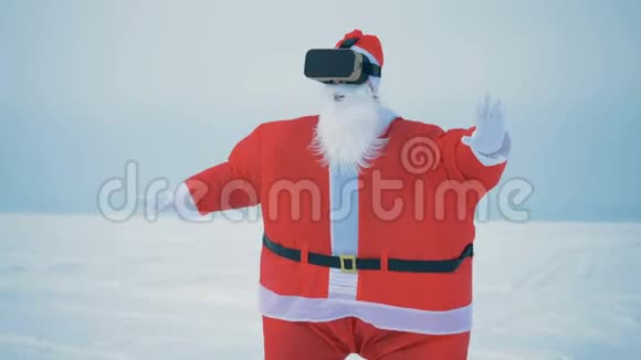 带着圣诞老人坐在VR眼镜里的雪景视频的预览图