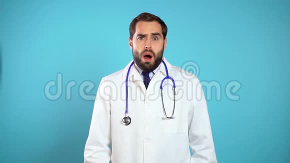 年轻的医生穿着白大褂满脸都是致命的失败视频的预览图