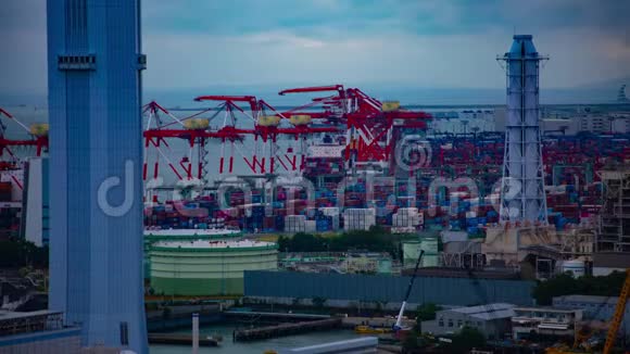 东京海湾地区活动起重机的延时镜头视频的预览图