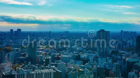 东京城市景观高角度宽镜头倾斜的时间推移视频的预览图